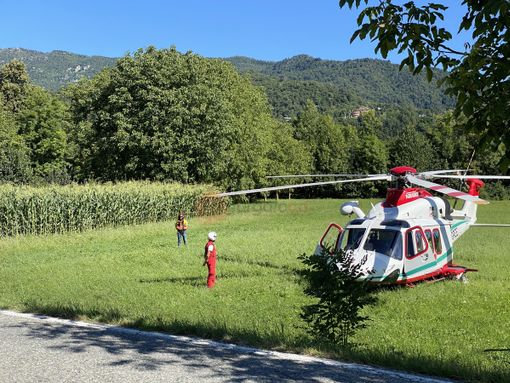 L'elicosoccorso atterrato a Paesana e il luogo dove l'escursionista è stato colto da malore L'elicosoccorso atterrato a Paesana e il luogo dove l'escursionista è stato colto da malore