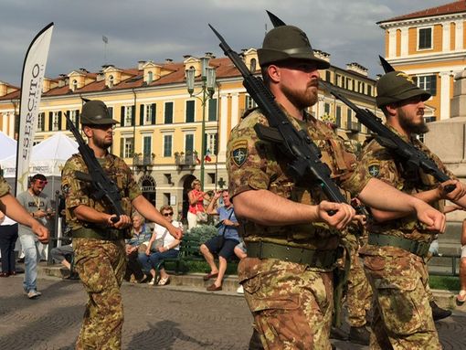 Cuneo, in piazza Galimberti la festa del 2° Reggimento Alpini per il rientro dalla missione in Lettonia (FOTO E VIDEO)