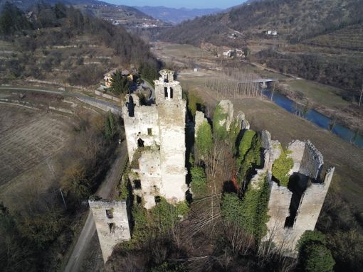 Quanto rimane del castello di Gorzegno, al centro del progetto di recupero promosso nei mesi scorsi dalla giovane Amministrazione del centro langarolo (Foto Gian Fenoglio)
