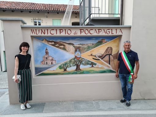 Francesca Semeraro con il sindaco di Pocapaglia davanti al nuovo murale Francesca Semeraro con il sindaco di Pocapaglia davanti al nuovo murale