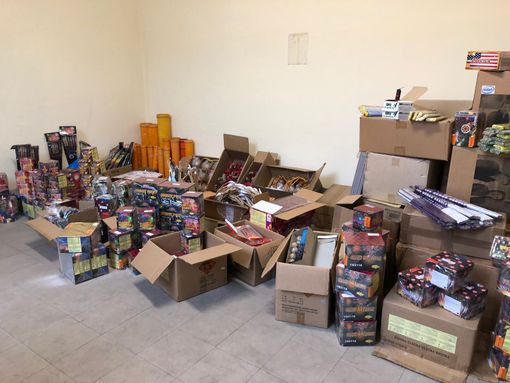 Operazione "Acqua sul fuoco": la Guardia di Finanza sequestra 200 kg di fuochi d'artificio illeciti in un'abitazione di Bra Operazione "Acqua sul fuoco": la Guardia di Finanza sequestra 200 kg di fuochi d'artificio illeciti in un'abitazione di Bra