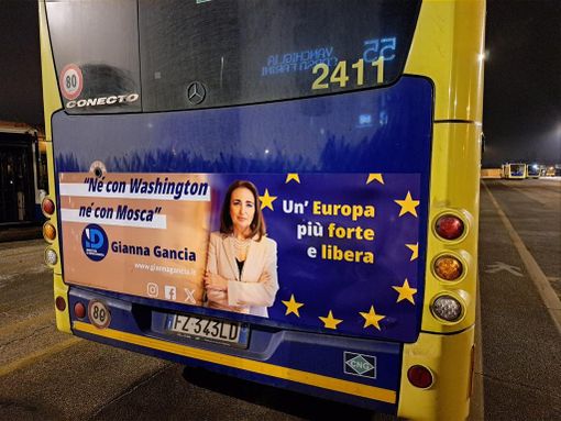 "Né con Washington né con Mosca": genera dibattito la campagna di comunicazione sugli autobus torinesi di Gianna Gancia