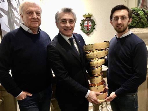 Alba si tinge di rosa per il Giro d’Italia, presenta il Comitato di Tappa e il trofeo “Senza Fine”