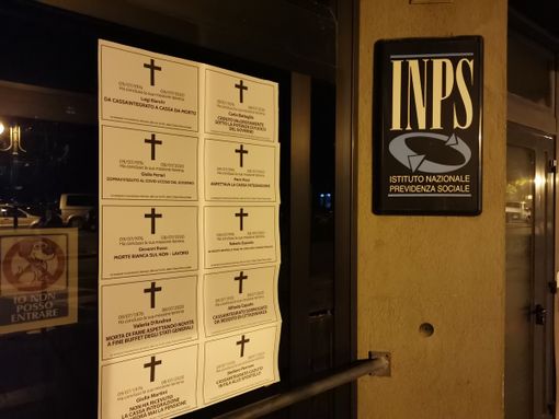 Morti aspettando la cassa integrazione, necrologi shock di CasaPound davanti alle sedi INPS della Provincia di Cuneo Morti aspettando la cassa integrazione, necrologi shock di CasaPound davanti alle sedi INPS della Provincia di Cuneo