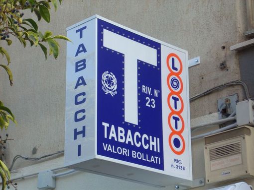 "Essenziali e costretti a stare aperti in lock down. Ora ci chiedono di controllare il green pass": tabaccai in rivolta anche in Granda