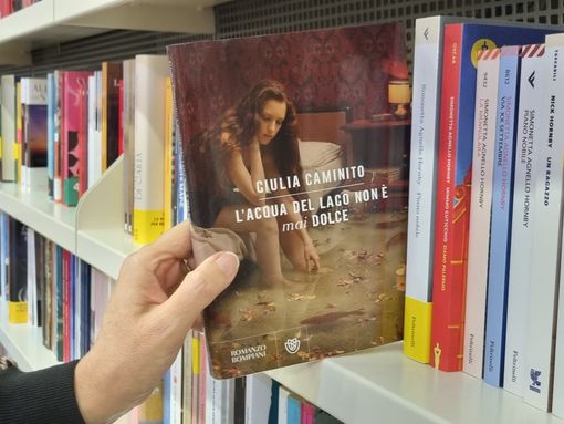 Al Caffè Letterario di Bra si legge “L’acqua del lago non è mai dolce” di Giulia Caminito