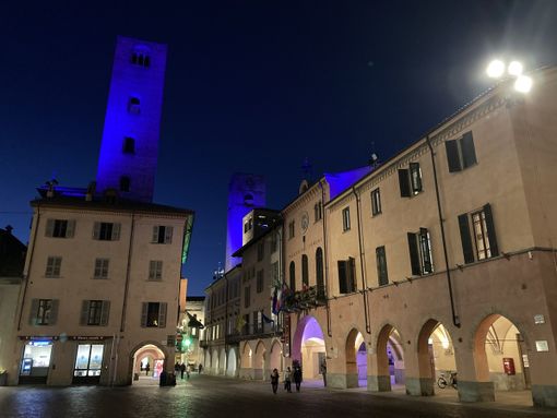 Alba: le torri albesi illuminate di blu per le celebrazioni del trentennale del servizio 118