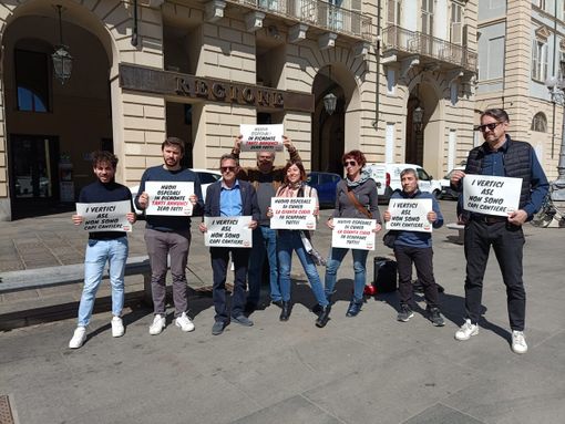 Flash mob dei 5Stelle in Regione per l'ospedale di Cuneo: "I direttori generali non sono capi cantiere" Flash mob dei 5Stelle in Regione per l'ospedale di Cuneo: "I direttori generali non sono capi cantiere"