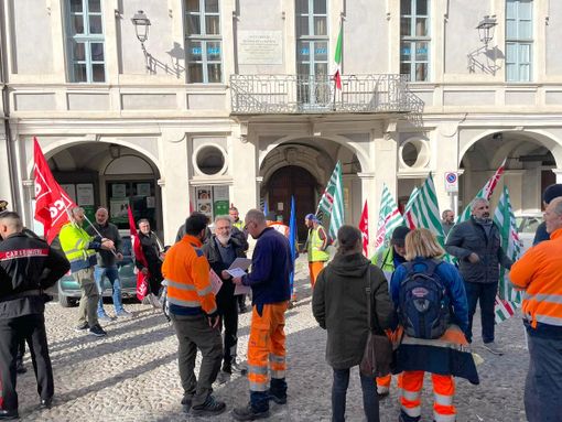 A Mondovì la protesta degli addetti alla raccolta rifiuti: in piazza per la mancata applicazione del contratto di categoria
