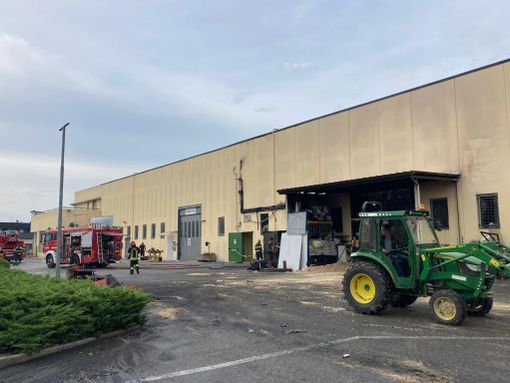 Tuttora in corso le operazioni di smassamento del materiale combusto andato a fuoco nell'incendio sviluppatosi a Monticello d'Alba dal pomeriggio di ieri Tuttora in corso le operazioni di smassamento del materiale combusto andato a fuoco nell'incendio sviluppatosi a Monticello d'Alba dal pomeriggio di ieri