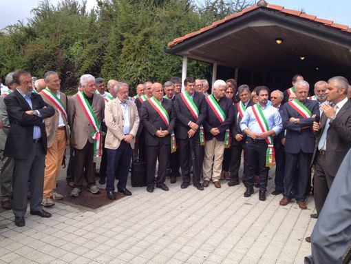 Agosto 2013: sindaci e autorità durante una manifestazione di protesta contro la revisione della geografia giudiziaria voluta dall'allora ministra Paola Severino
