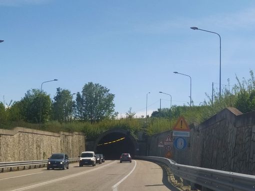 L'imbocco della galleria lungo la variante di Montà d'Alba