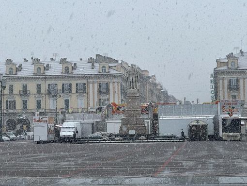 La nevicata in corso in piazza Galimberti a Cuneo