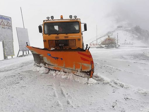 I mezzi sgombraneve in vetta al Colle dell'Agnello I mezzi sgombraneve in vetta al Colle dell'Agnello