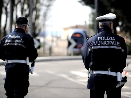 Alba, auto fermata all’ingresso della città: senza assicurazione, revisione e con fermo fiscale