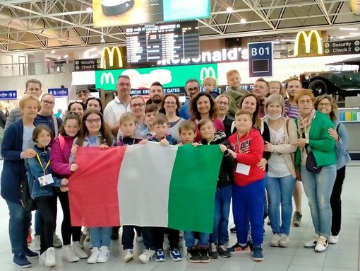Il gruppo di studenti ed insegnanti della Primaria di Caramagna Piemonte in aeroporto