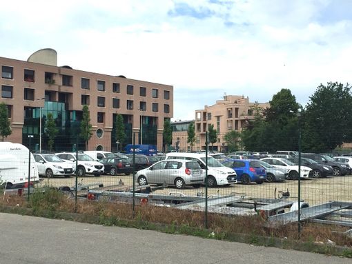 La foto ritrae il parcheggio Inail in Piazza Prunotto ad Alba La foto ritrae il parcheggio Inail in Piazza Prunotto ad Alba