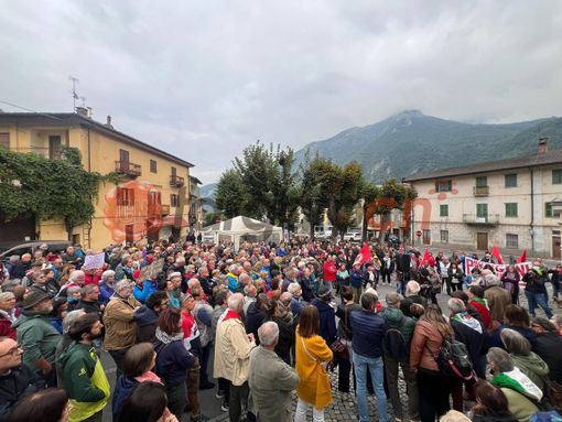 A Valdieri più di "trecento indignati" per la cittadinanza onoraria al principe Emanuele Filiberto [VIDEO]