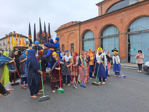 Nagar Kirtan, un tripudio di colori, canti e danze per la prima volta a Savigliano [FOTO E VIDEO]