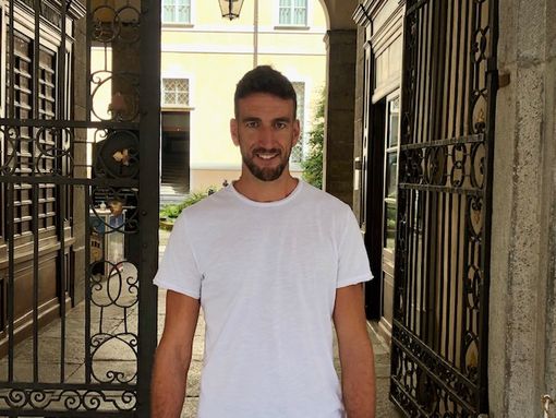 Simone Parodi, nel suo primo giorno nuovamente da cuneese, di fronte al municipio