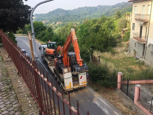 Sommariva Perno: ruspa danneggia il ponte di via Alba. Traffico pesante deviato da Baldissero (FOTO)
