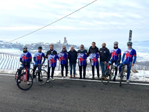 Un'immagine della scorsa domenica: il governatore Cirio, il consigliere albese Daniele Sobrero e il cheraschese Massimo Rosso, presidente regionale della Federazione Italiana Ciclismo, insieme a Davide Cassani a Barbaresco per un sopralluogo sulle strade che vedranno passare qui la corsa a tappe più seguita al mondo