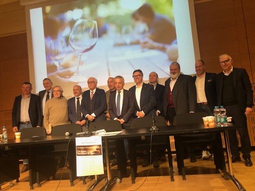 Istituzioni, esperti e addetti ai lavori in difesa del vino: “Non va demonizzato, è il cuore della nostra storia”