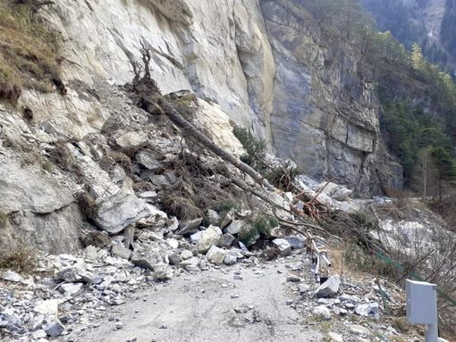 La frana sulla provinciale per Elva (foto Settore Viabilità Provincia) La frana sulla provinciale per Elva (foto Settore Viabilità Provincia)