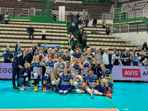 La gioia di giocatori e staff sul campo di Siena La gioia di giocatori e staff sul campo di Siena