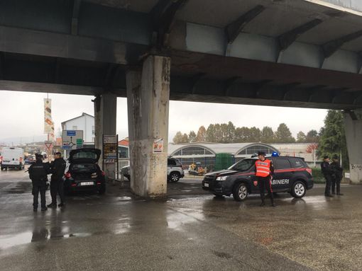 I carabinieri impegnati questa mattina sotto il cavalcavia della tangenziale, sulla strada di accesso al "Gallizio"