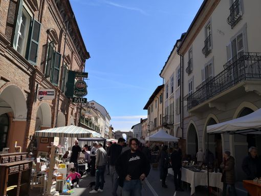 A Cherasco torna il grande mercato dell'antiquariato e del collezionismo A Cherasco torna il grande mercato dell'antiquariato e del collezionismo