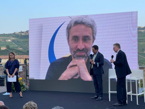 Il castello di Grinzane Cavour, sullo sfondo dell'assemblea dei Soci Egea