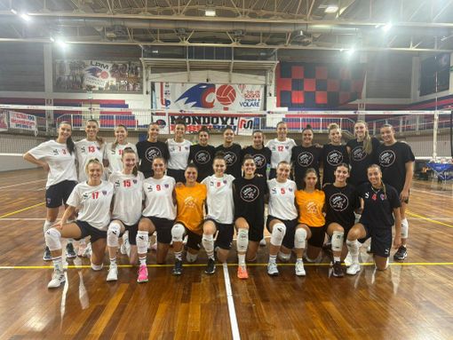 Bam Mondovì e Libellula volley insieme prima dell'allenamento congiunto (foto ufficio stampa Mondovì Volley) Bam Mondovì e Libellula volley insieme prima dell'allenamento congiunto (foto ufficio stampa Mondovì Volley)