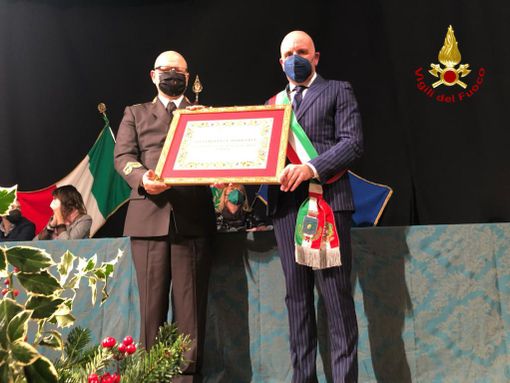 I vigili del fuoco cittadini onorari di Limone Piemonte: è il grazie per lo straordinario lavoro svolto nei giorni dell'alluvione