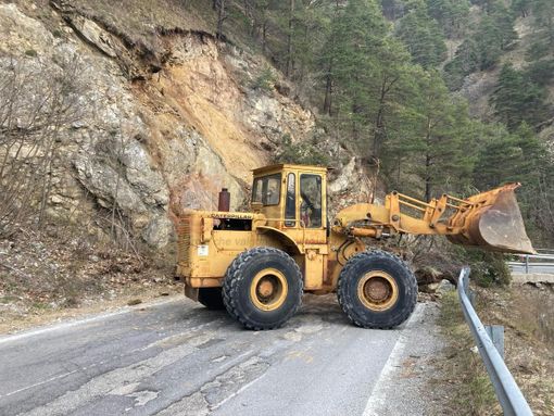 La frana sulla provinciale verso Stroppo
