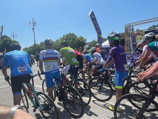 Partita la tappa Mondovì-Cuneo del "Giro E" [FOTOGALLERY]
