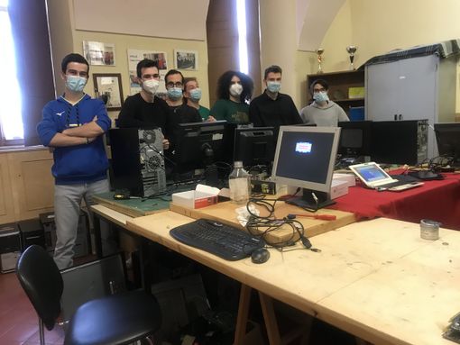 "Impariamo facendo qualcosa per gli altri": studenti dell'Itis di Cuneo aiutano le famiglie ridando vita a vecchi computer [VIDEO]