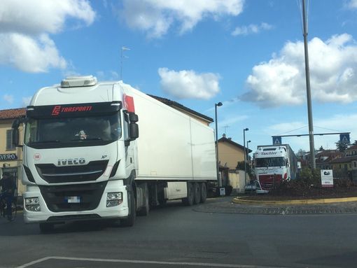 Lunghe code a Bra a causa di un autoarticolato fermo Lunghe code a Bra a causa di un autoarticolato fermo