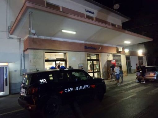 Accoltellamento alla stazione di Loano: l'aggressore, fuggito in treno, è stato arrestato a Mondovì