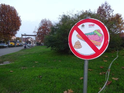 Bra, giovani preoccupati per l’ambiente e impegnati con segnaletiche di cura e rispetto