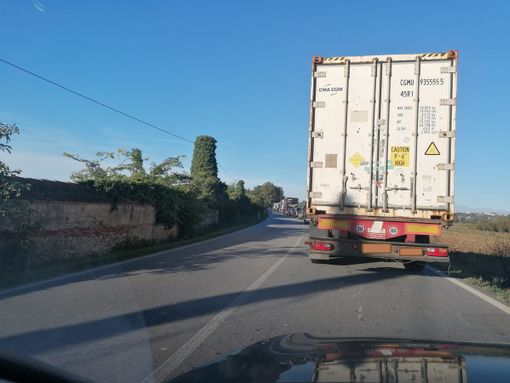 Lunghe code sulla provinciale 7 fra Pollenzo e Roreto di Cherasco