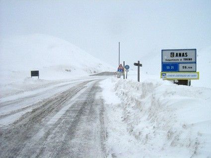 Bloccati dalla neve al Colle della Maddalena, notte di disagi per due auto francesi: temporaneamente chiuso il valico