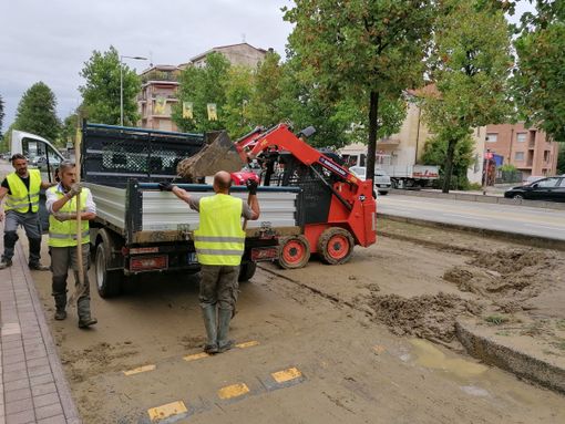 Alba, corso Langhe si risveglia sotto una coltre di fango. L’assessore: "Emergenza passata, ora interventi urgenti" (FOTO)