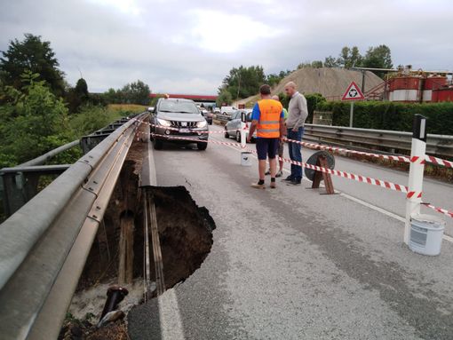 Il sindaco Davico con i tecnici sul luogo della frana all'indomani dell'accaduto Il sindaco Davico con i tecnici sul luogo della frana all'indomani dell'accaduto
