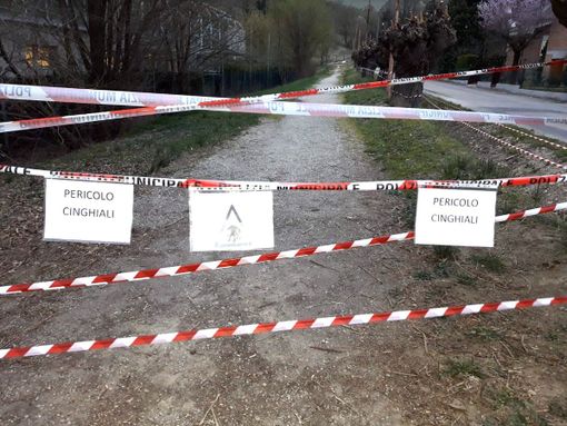 Cartelli di pericolo comparsi mesi addietro in località San Cassiano (archivio)