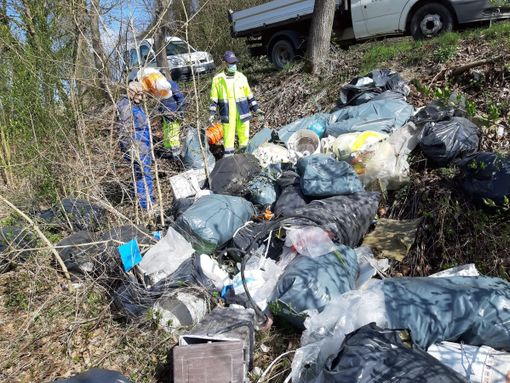 Rifiuti abbandonati a Vezza, il sindaco: "Uno scempio, con la Forestale risaliremo ai responsabili" Rifiuti abbandonati a Vezza, il sindaco: "Uno scempio, con la Forestale risaliremo ai responsabili"