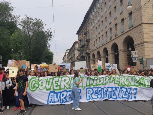 "Governi, indifferenza? Avrete resistenza!": a Torino i ragazzi di "Fridays for future" tornano in piazza