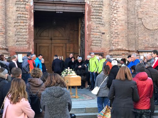 "Amavi la montagna perché ti dava risposte e ti metteva in contatto con Dio": a Busca profonda commozione per l'ultimo saluto a Romina