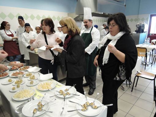 Le eccellenze enogastronomiche piemontesi incontrano le scuole alberghiere Le eccellenze enogastronomiche piemontesi incontrano le scuole alberghiere