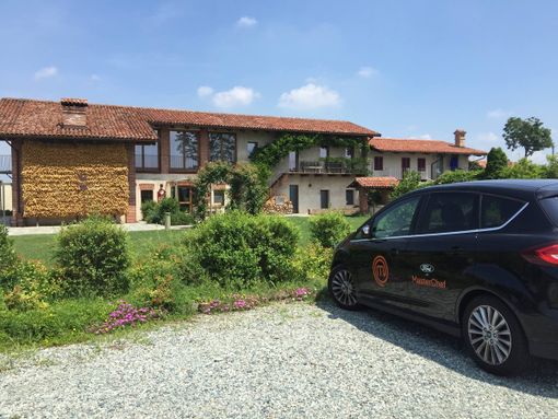 L'agriturismo "La gallina bianca" in regione Torrazza a Saluzzo L'agriturismo "La gallina bianca" in regione Torrazza a Saluzzo